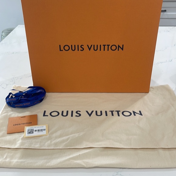 Louis Vuitton Monogram Tuileries Hobo - Like New, Non-Smoker - Picture 7 of 7
